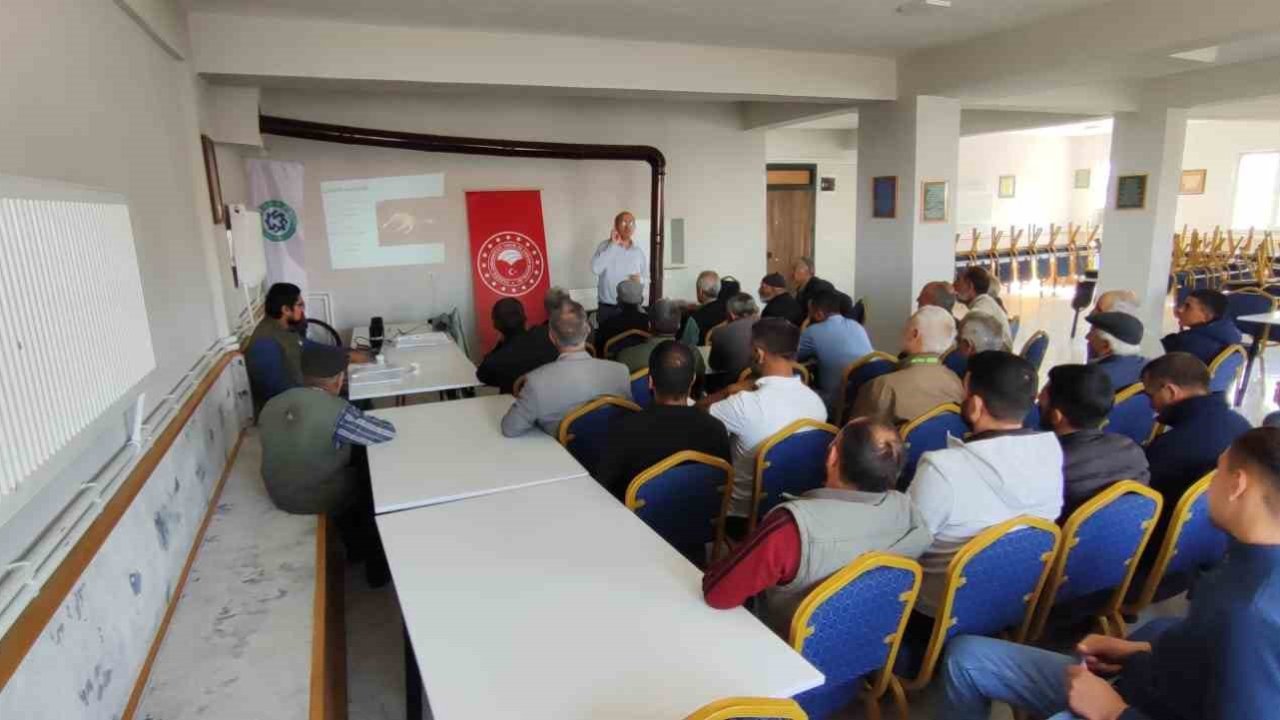 Kars’ta hayvan yetiştiriclerine şarbon hastalığı ve korunma yöntemleri anlatılıyor