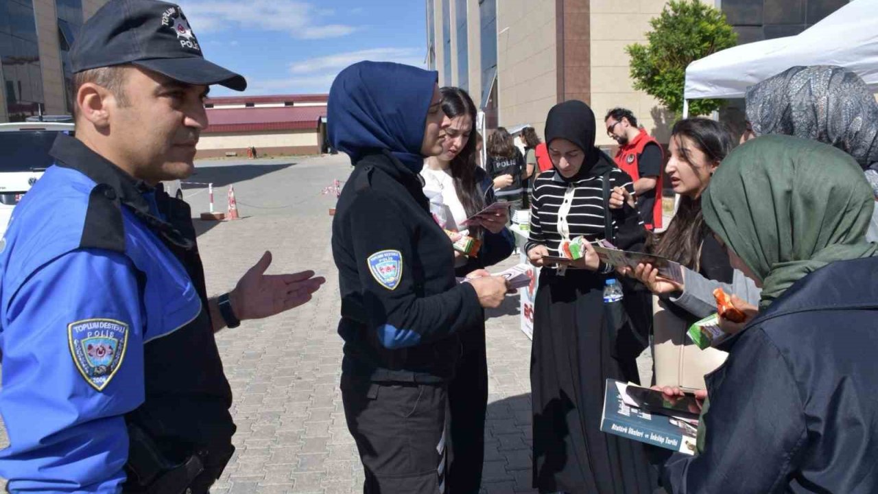 Kars’ta polis üniversite öğrencilerini bilgilendirdi
