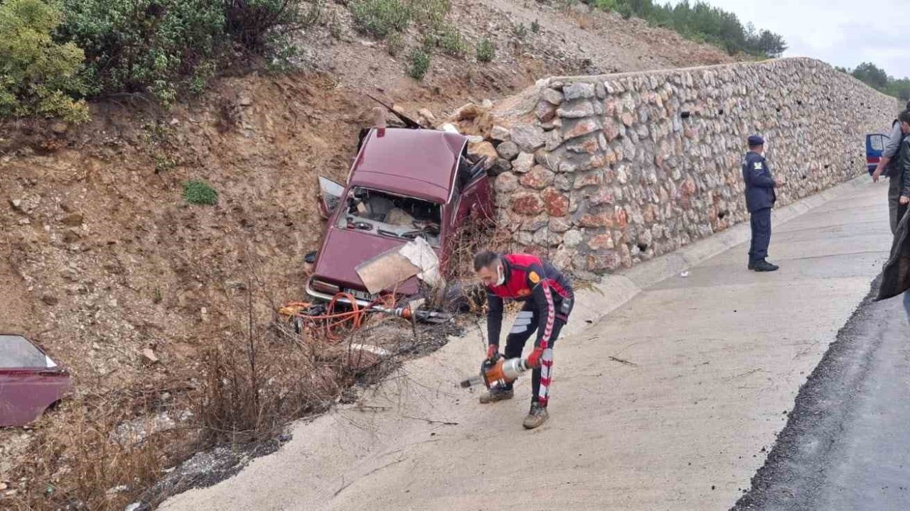 Kayganlaşan yolda otomobil istinat duvarına çarptı: Karı koca hayatını kaybetti