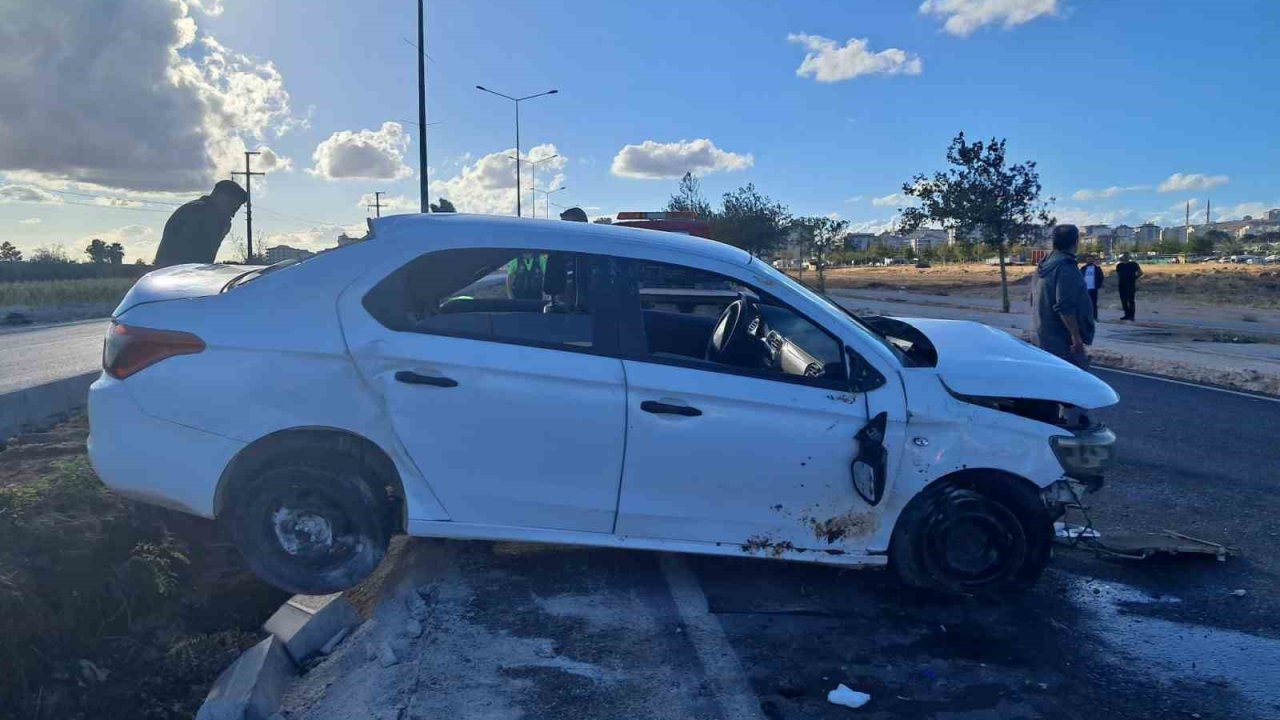 Kilis’te otomobil refüje çarptı: 2 ağır yaralı