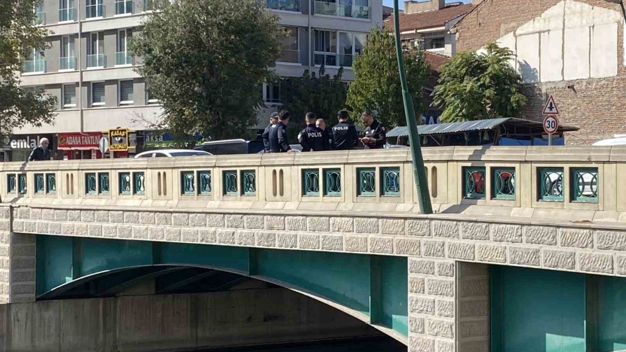 Kız arkadaşı gelince intihardan vazgeçti