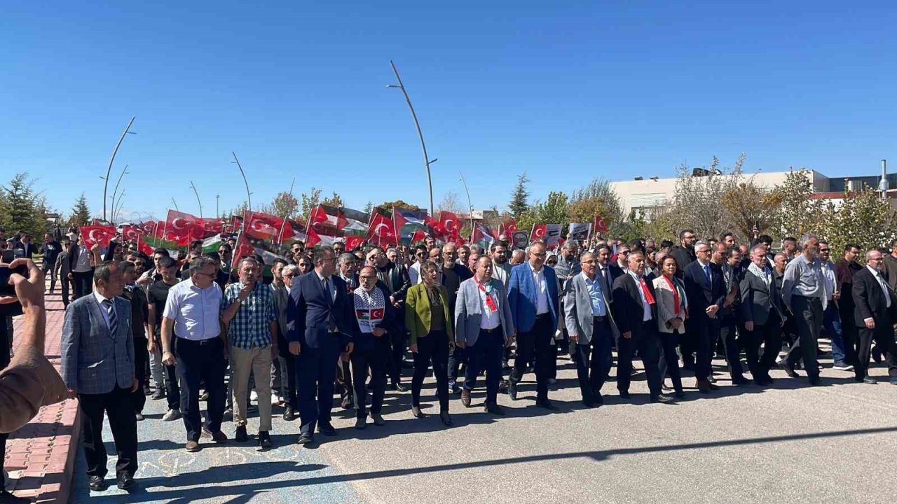 KMÜ’de üniversite öğrencileri ve akademisyenler Gazze için yürüdü