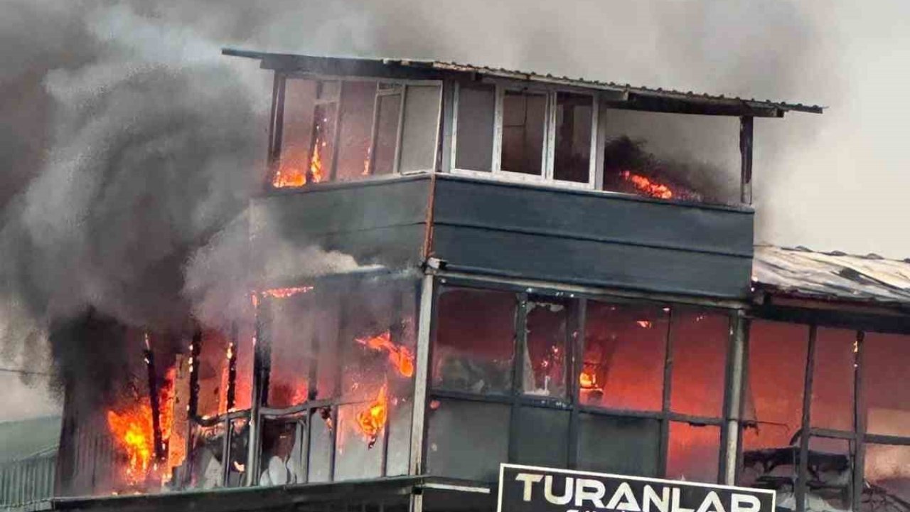 Kocaeli’de çıkan yangında 2 katlı konteyner küle döndü