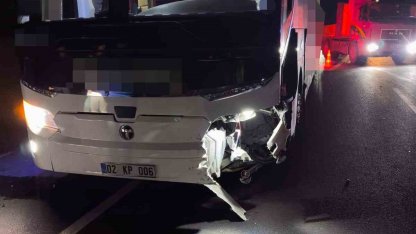 Kontrolden çıkan otomobil karşı şeride geçerek yolcu otobüsüne çarptı: 1 ölü