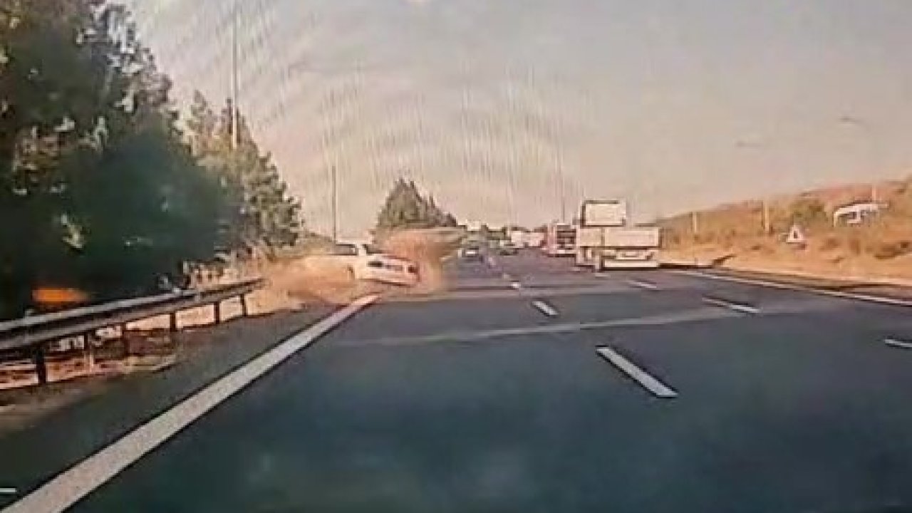 Kontrolden çıkan otomobilin bariyerlere çarpma anı görüntülendi
