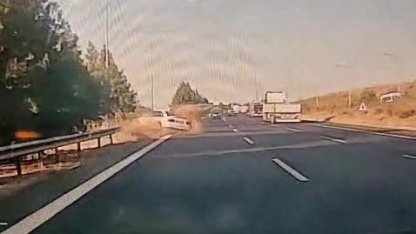 Kontrolden çıkan otomobilin bariyerlere çarpma anı görüntülendi