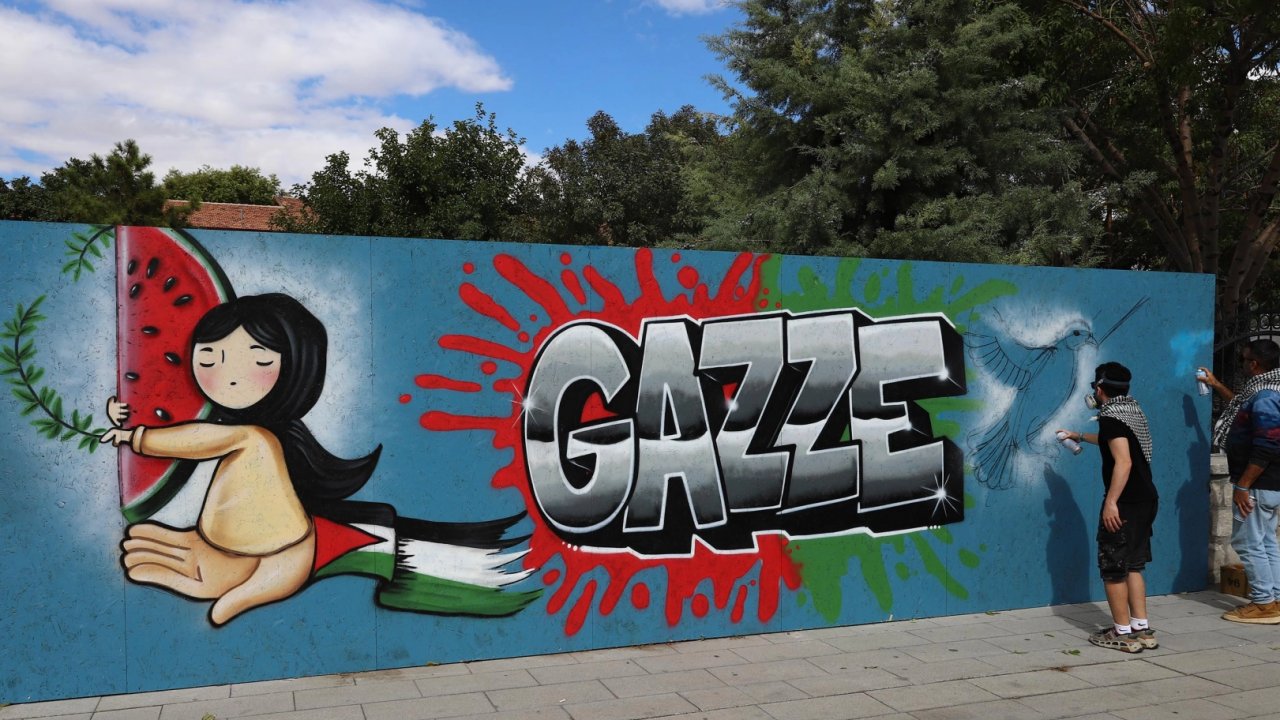 Konya’da gönüllü grafiti sanatçıları “Gazze” için çizdi