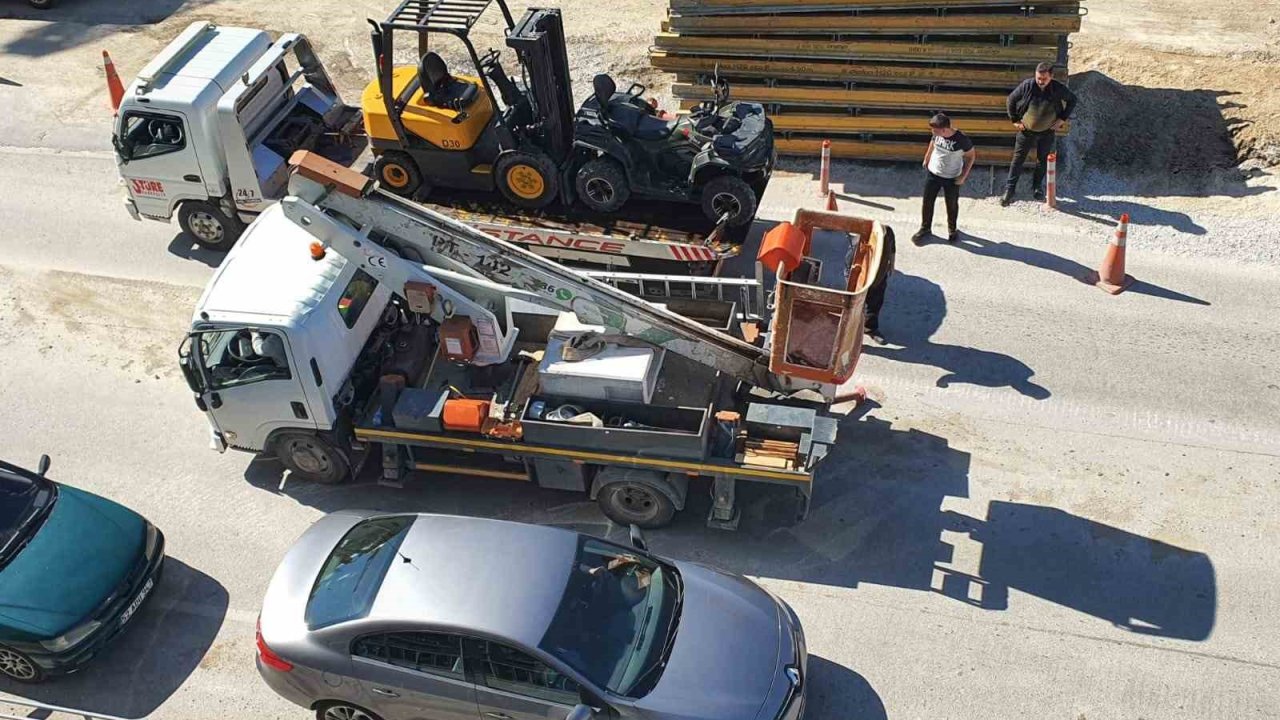 Köprüde arıza yapan kamyonet trafiği felç etti