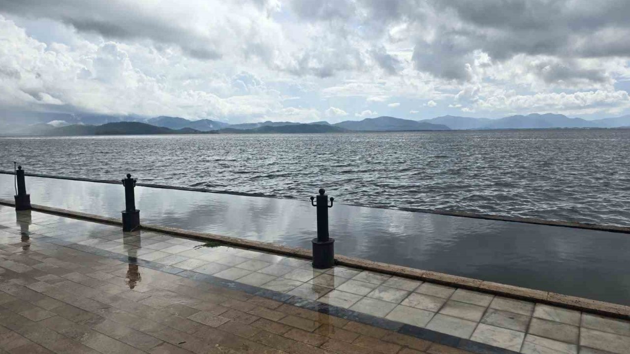 Köyceğiz Gölü yağmurdan nasibini aldı, su seviyesi yükseldi