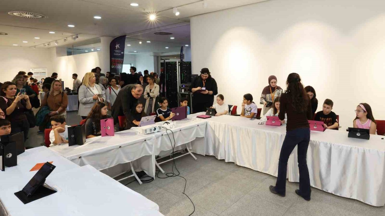 Küçükçekmece Belediyesi’nin düzenlediği Yapay Zeka Şenliği’nde öğrenme ve üretme fırsatı