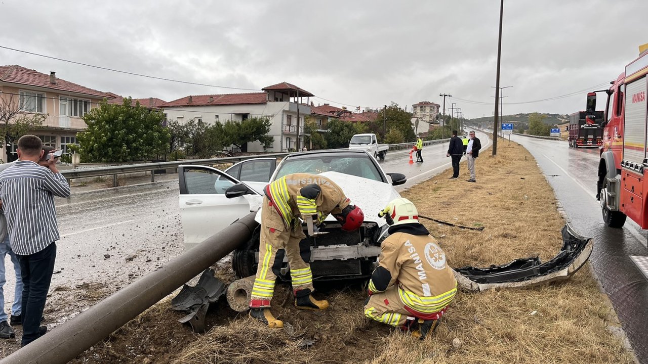 Kula’da facianın eşiğinden dönüldü: Otomobil orta refüje çıktı