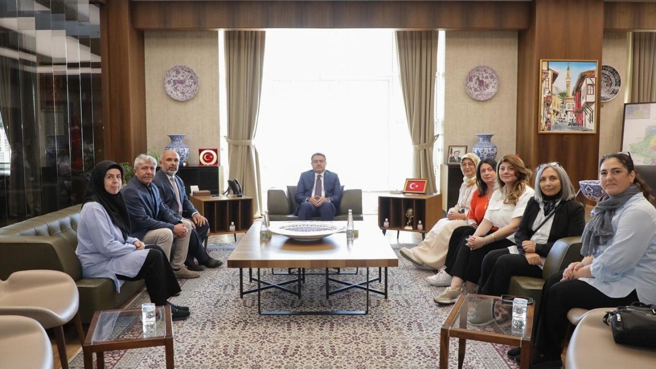 Kütahya Valisi Işın, Almanya’da düzenlenen çini kursunda eğitim gören kursiyerleri kabul etti