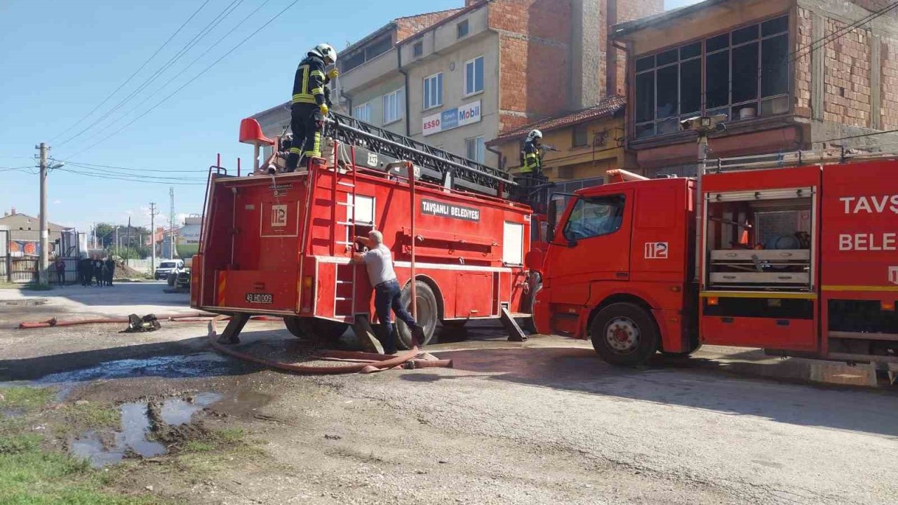 Kütahya’da iş yerindeki yangında 1 itfaiye eri yaralandı