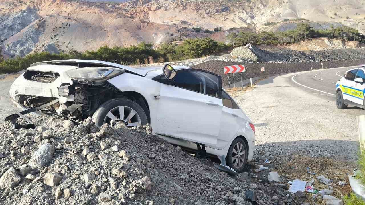 Malatya’da kontrolden çıkan araç toprak yığınına çarptı: 1 yaralı