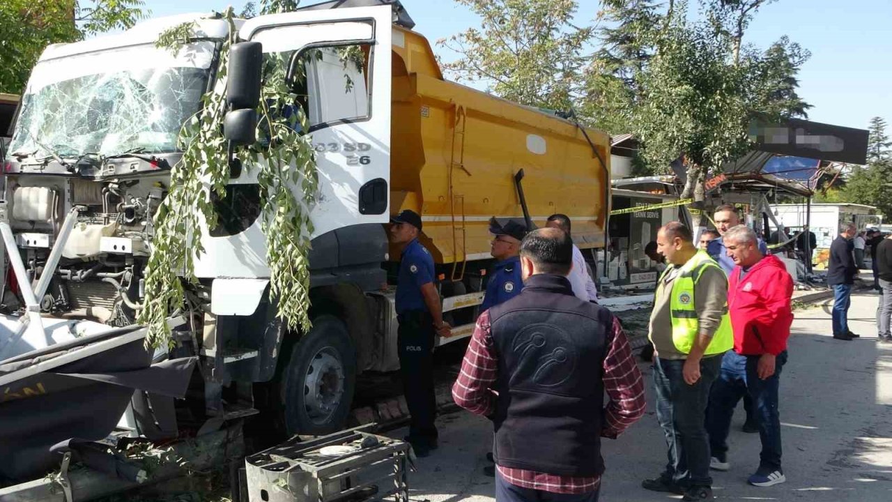 Malatya’da kontrolden çıkan hafriyat kamyonu iş yerlerine daldı: 4 iş yeri kullanılamaz hale geldi