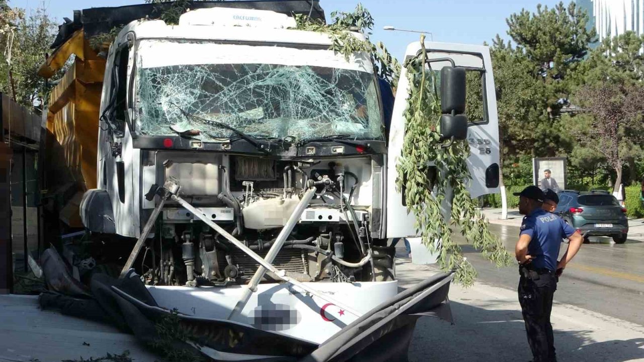 Malatya’da kontrolden çıkan hafriyat kamyonu iş yerlerine daldı