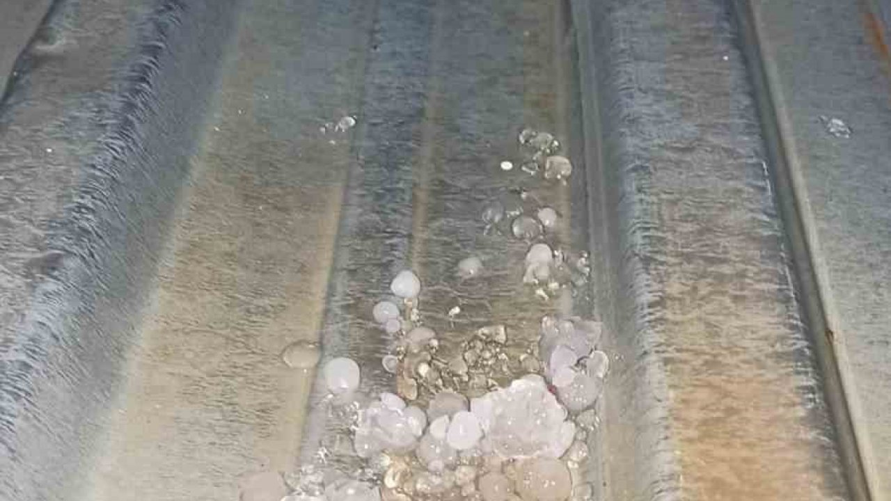 Manisa’da ceviz büyüklüğünde dolu yağdı