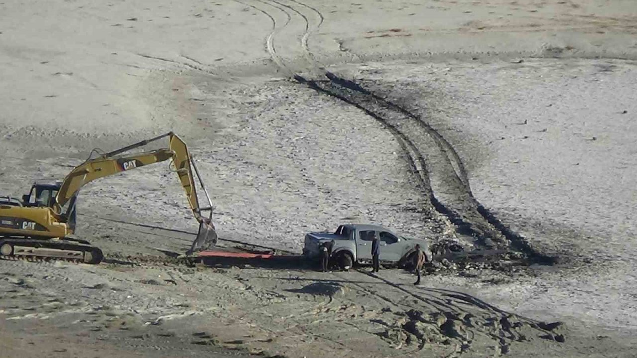 Meke Gölü’nde bataklığa saplanan aracı kurtarma operasyonu