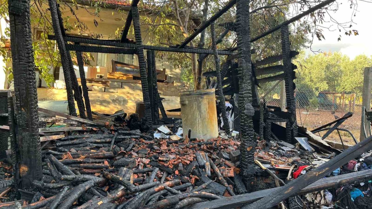 Menteşe’de evin damında çıkan yangın korkuttu