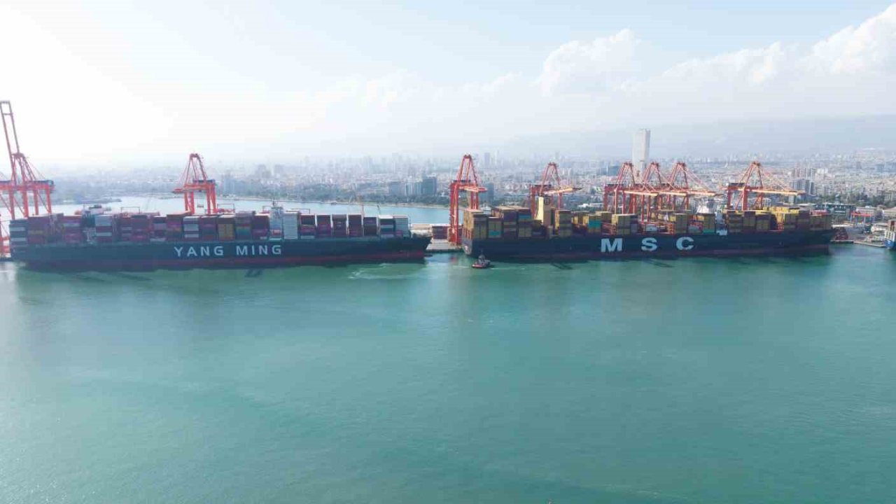 Mersin Limanı’nda tarihi gün: 400 metrelik mega gemi ilk kez demir attı