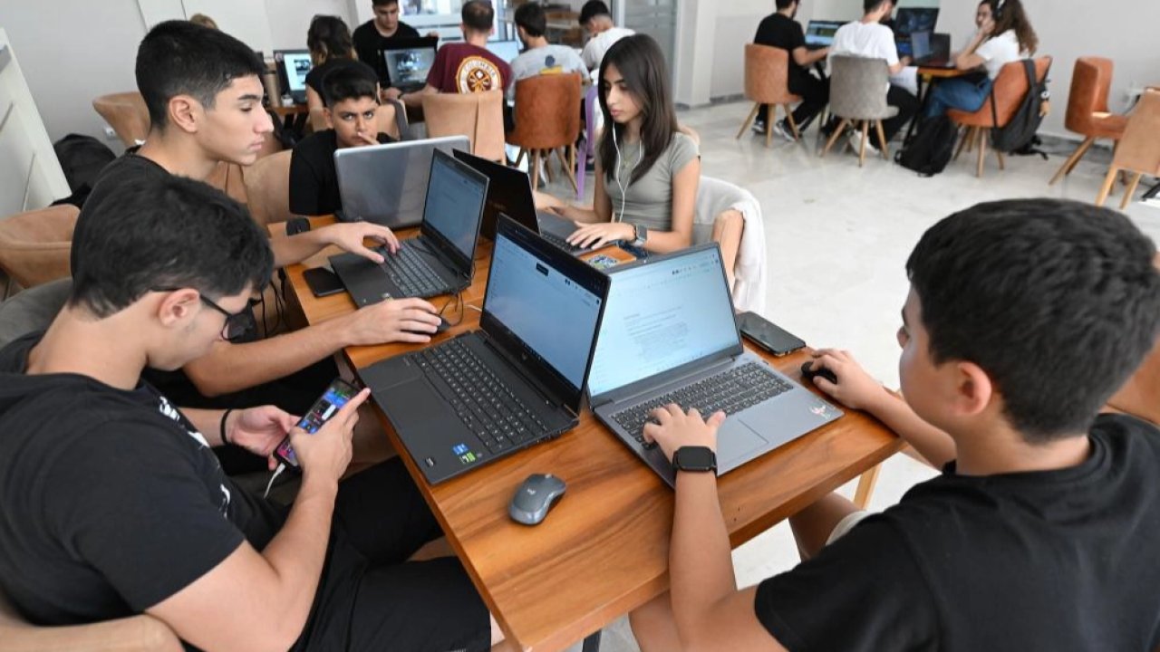 Mersin’de gençler uzay için kod yazdı