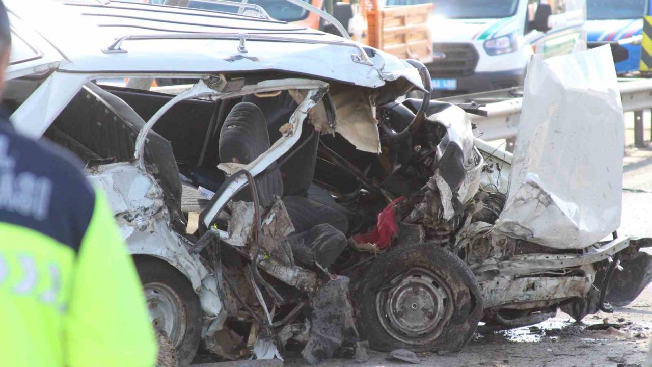 Mersin’de otomobil beton bariyere çarptı: 2 ölü