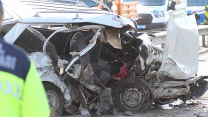 Mersin’de otomobil beton bariyere çarptı: 2 ölü