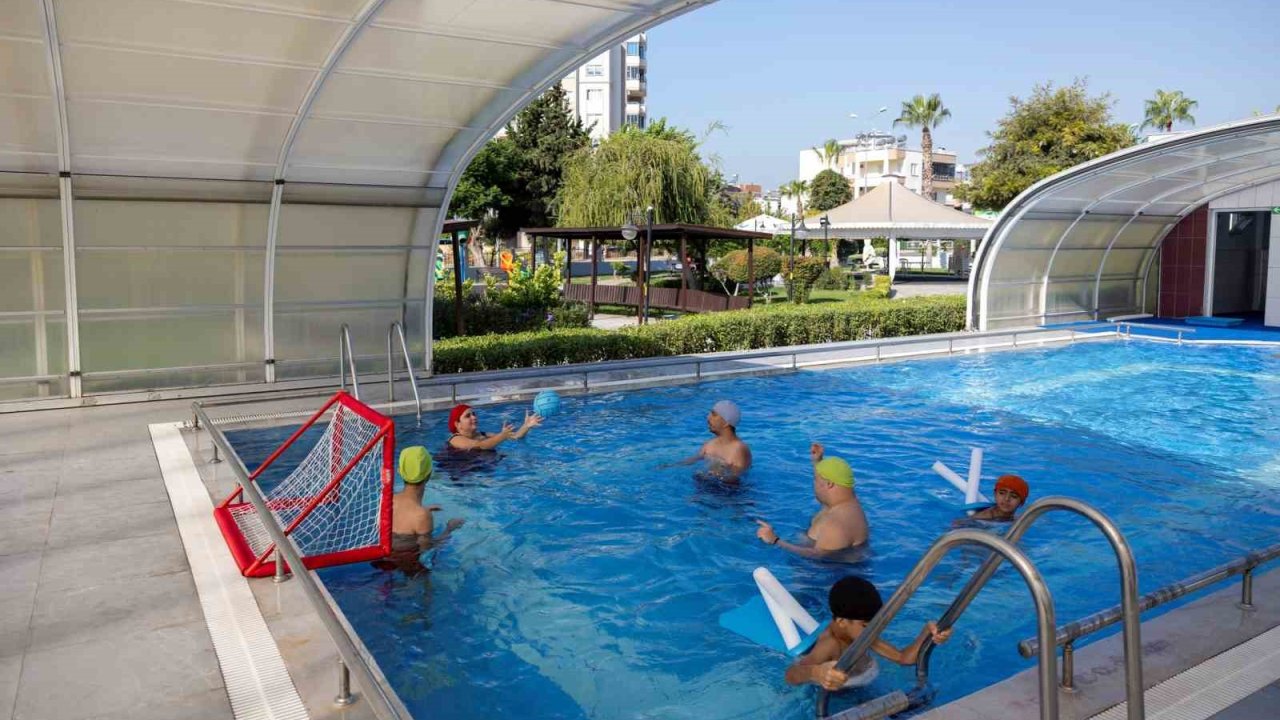 Mersin’de özel bireyler hem yüzme öğreniyor hem sosyalleşiyor
