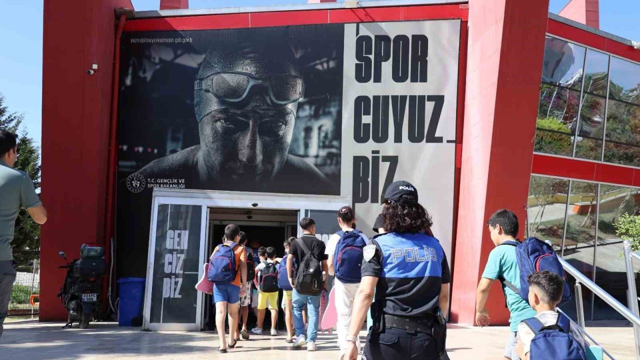 Mersin’de polis desteğiyle çocuklara yüzme eğitimi verildi