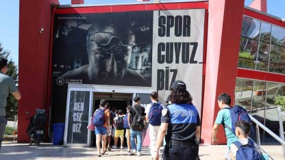 Mersin’de polis desteğiyle çocuklara yüzme eğitimi verildi