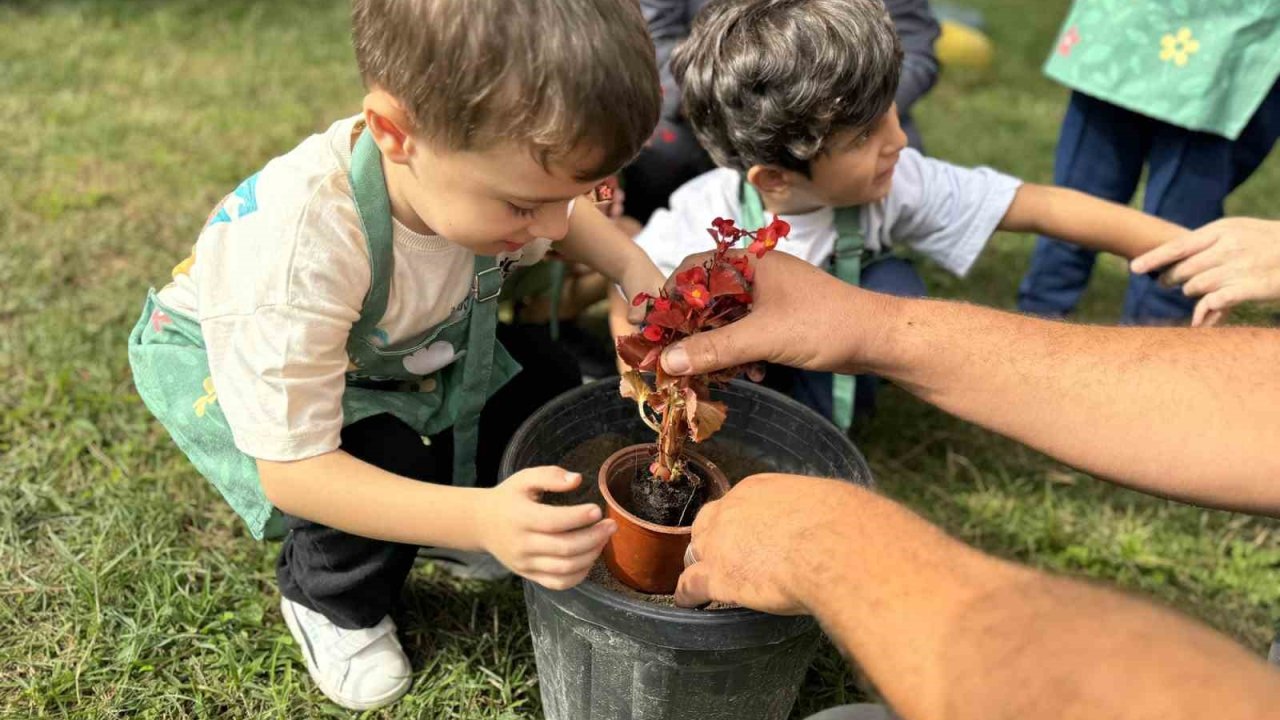 Minik bahçıvanlar çiçeklerle geleceği şekillendiriyor