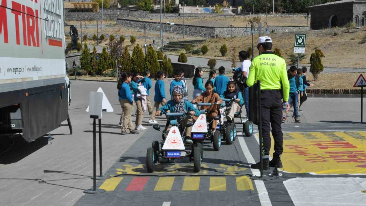 Mobil trafik eğitim tırı Kars’ta