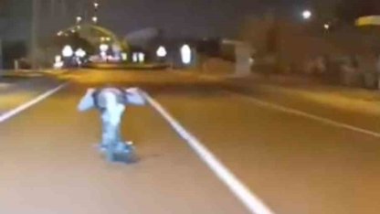 Motosikleti üzerine yatarak kullandı, ölüme davetiye çıkardı