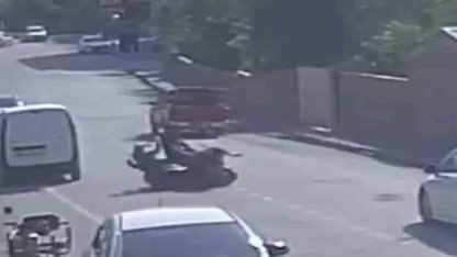 Motosikletlerin kafa kafaya çarpıştığı kazada 3 kişinin yere savrulduğu anlar kameraya yansıdı