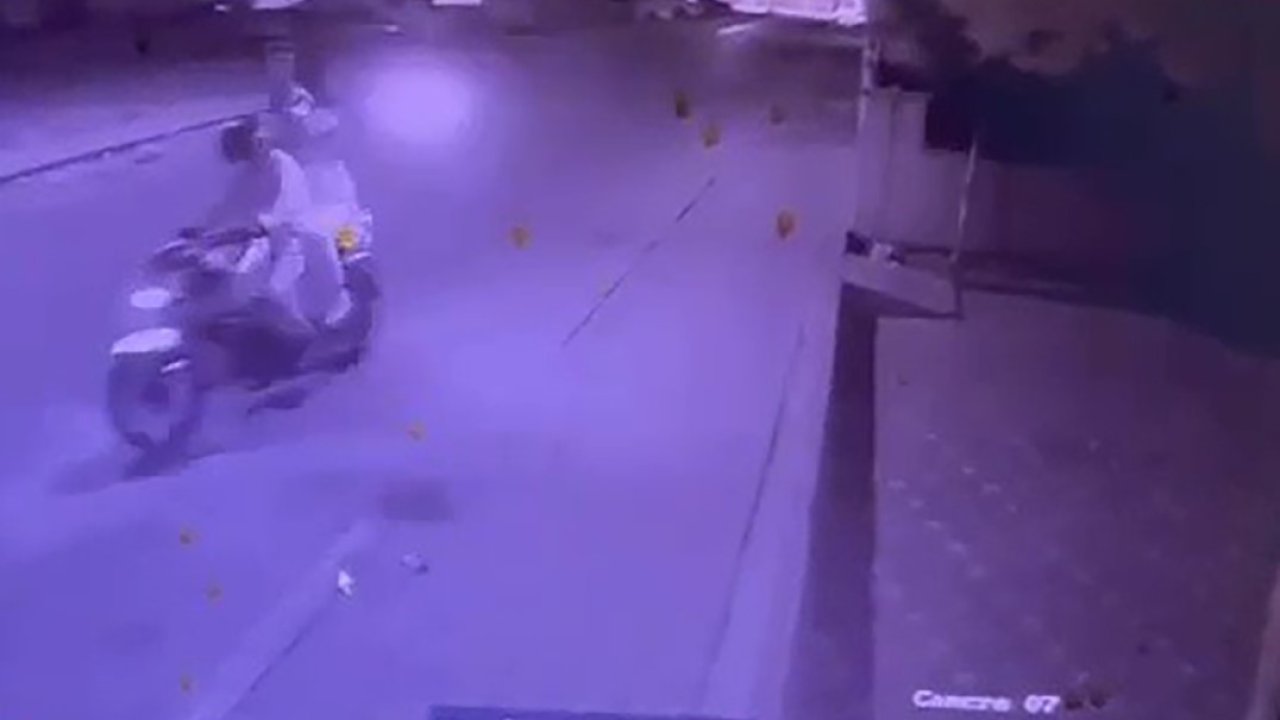 Motosikletli şüpheliler otomatik tabancayla berber dükkanına ateş açtı