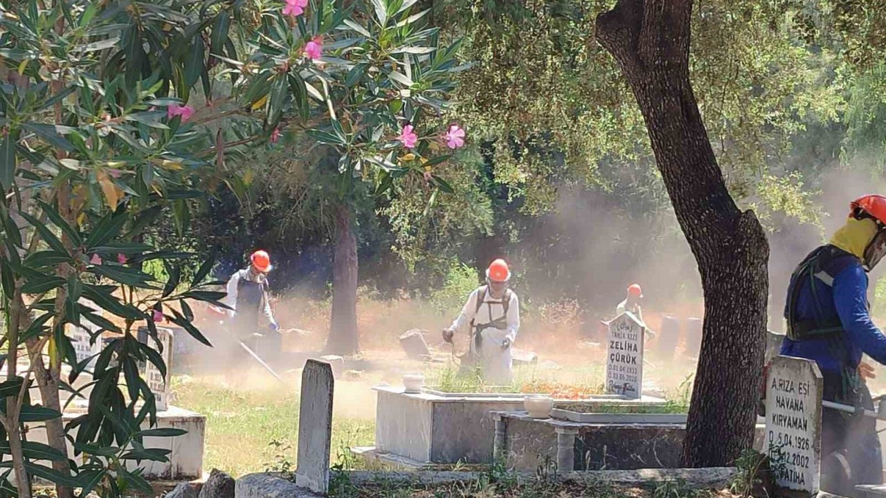 Muğla’da mezarlıklar temizleniyor