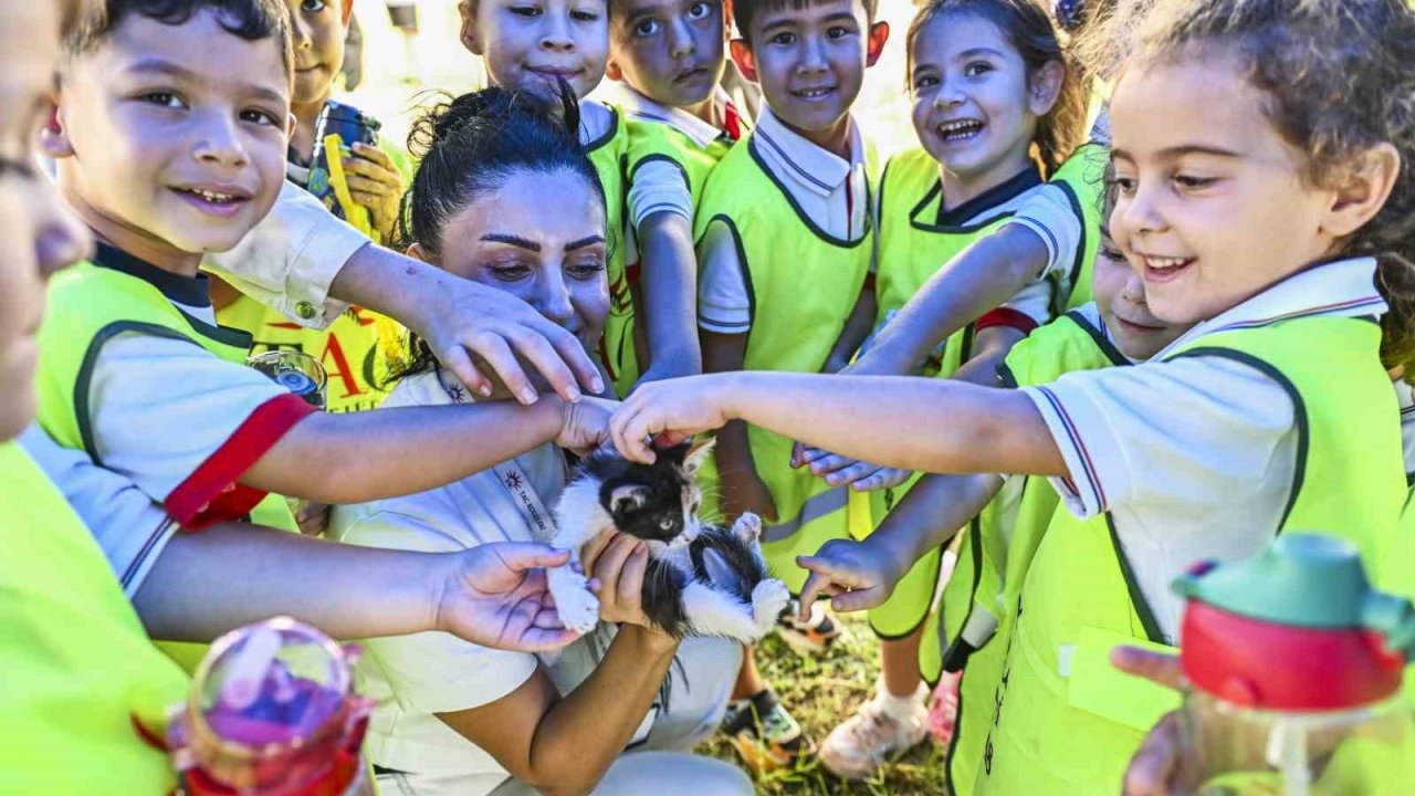 Muratpaşa’da çocuklar patili dostlarıyla buluştu