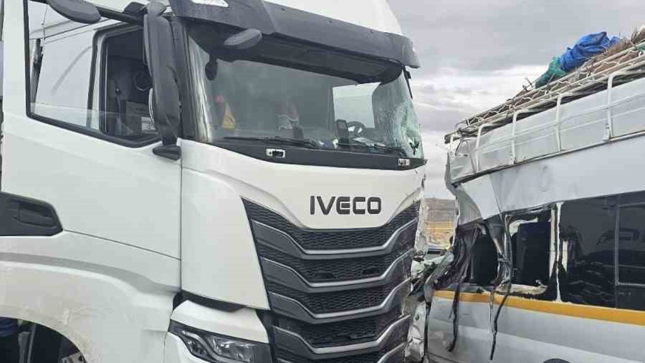 Nevşehir’de tarım işçilerini taşıyan minibüs tırla çarpıştı: 9 yaralı