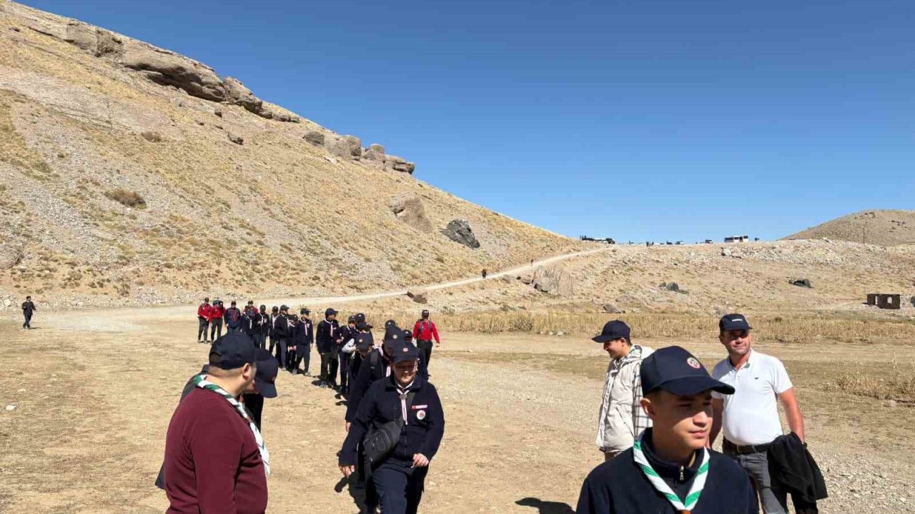 ‘Niğde Gençlerine Sahip Çıkıyor’ projesi kapsamında doğa yürüyüşü düzenlendi