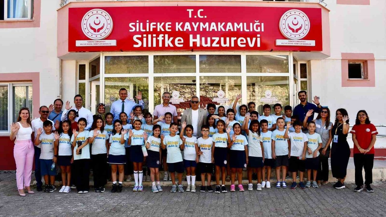 Öğrenciler, huzurevi sakinlerinin gönlüne dokundu