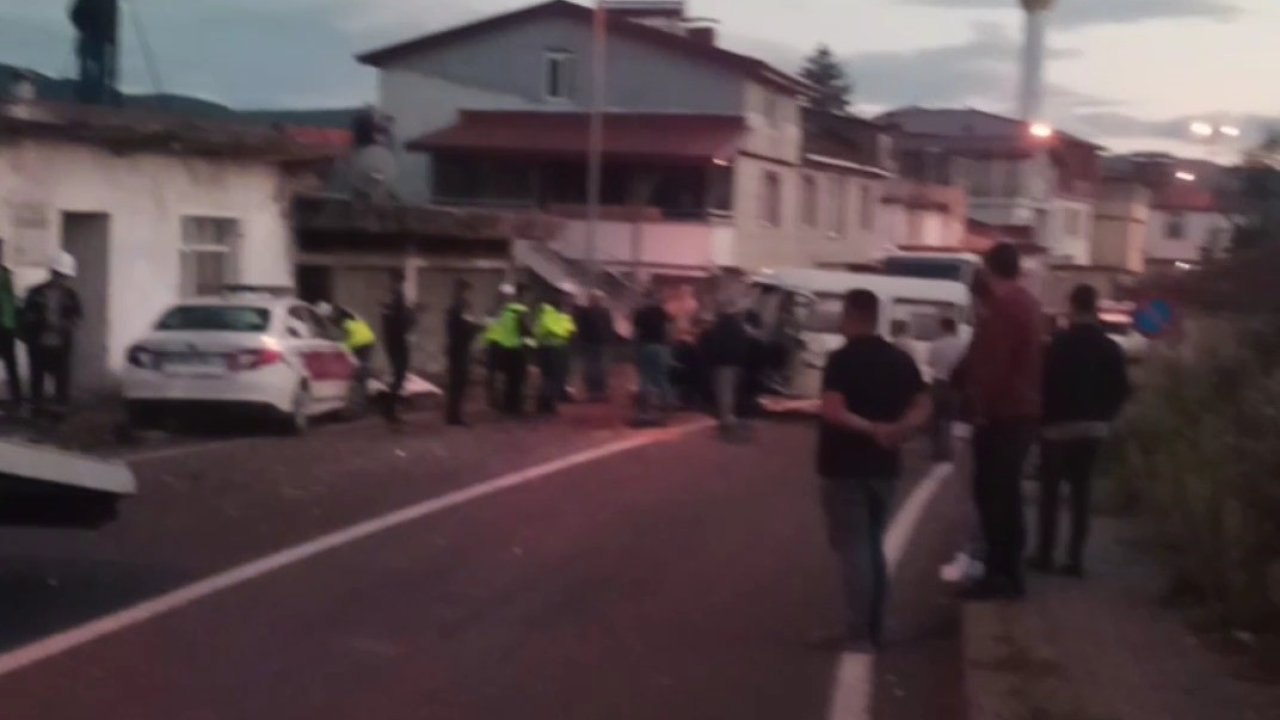 Ordu’da çekici kamyonet ile minibüs kafa kafaya çarpıştı: 3 yaralı