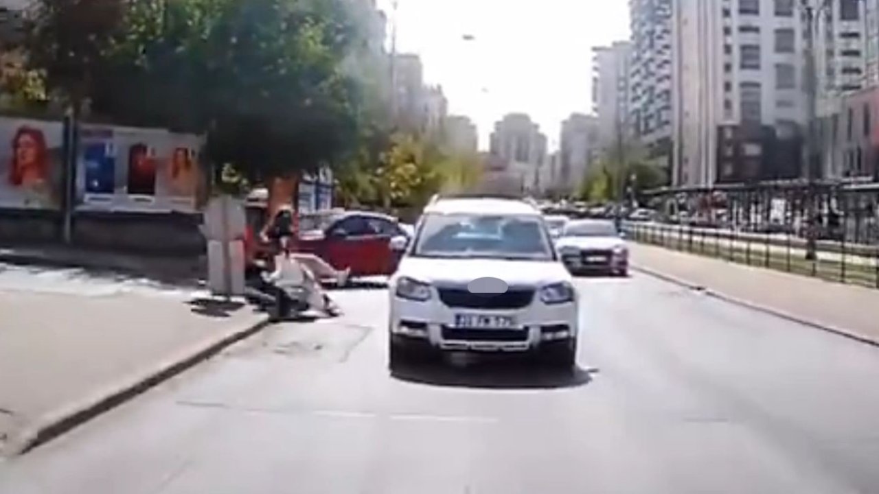 Otomobilin ani manevrası motosikletli kuryeyi hayattan koparıyordu: O anlar araç kamerasında