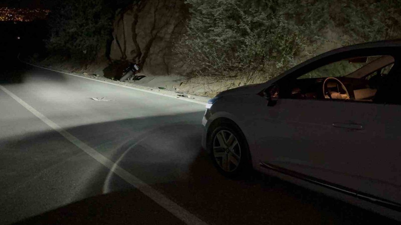 Otomobilin arkadan çarptığı motosiklet yoldan çıktı: 1 yaralı