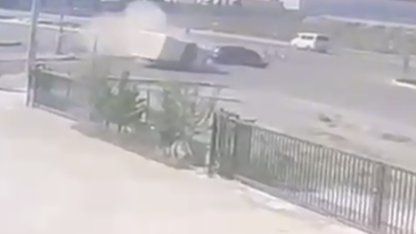 Otomobilin kamyonetle çarpıştığı kaza kameraya yansıdı: 2 yaralı