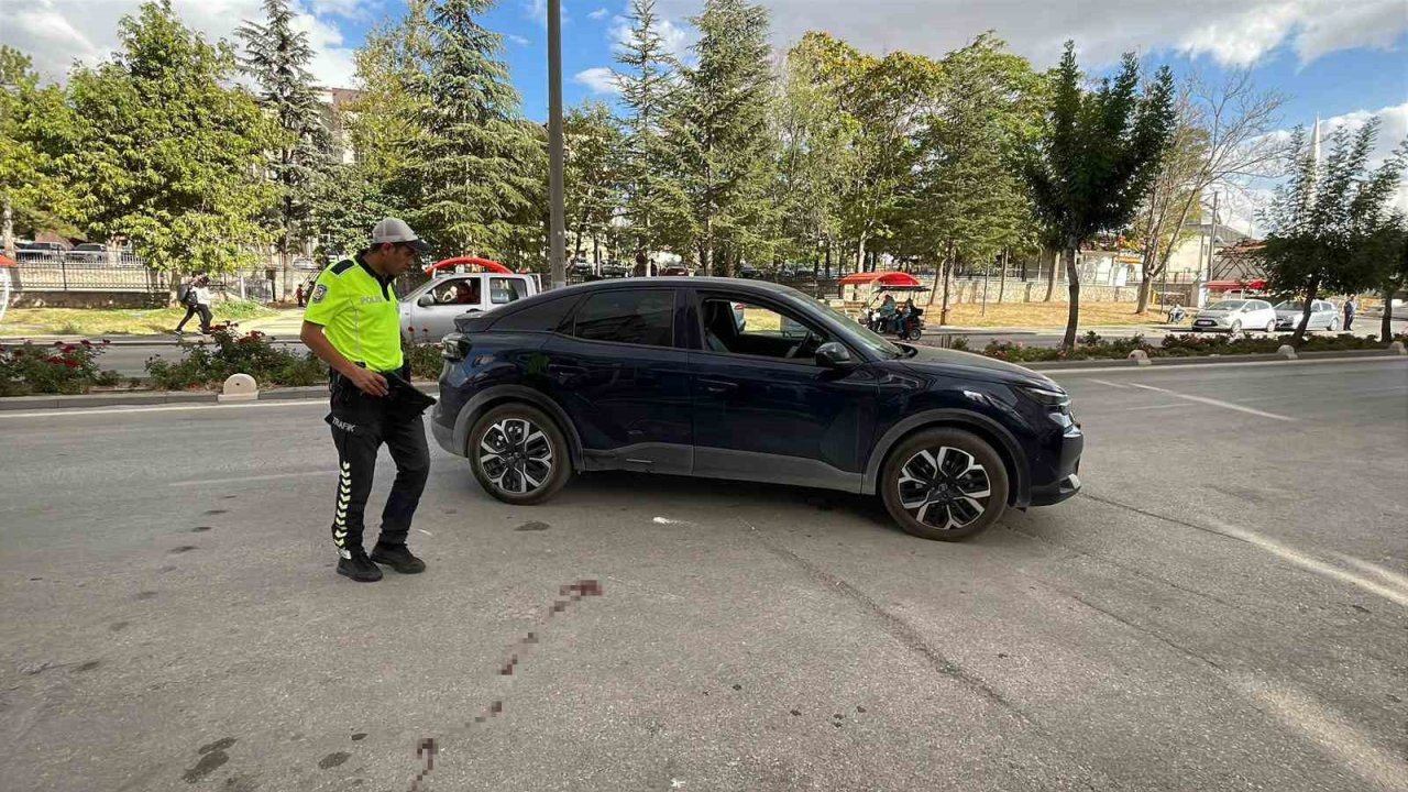 Otomobille elektrikli bisikletin çarpıştığı kaza kamerada: 1 yaralı