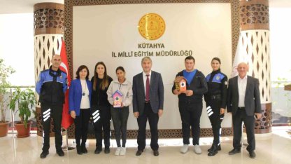 Özel öğrenciler, ’Fırçamız Sevgi, Renklerimiz Umut’ sloganıyla 20 adet kuş evi yaptı