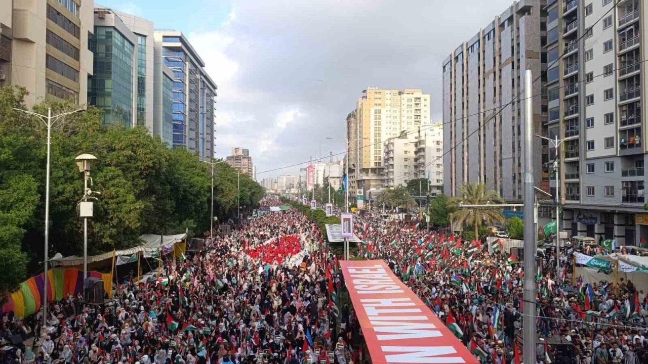 Pakistan’da binlerce kişi Gazze için yürüdü