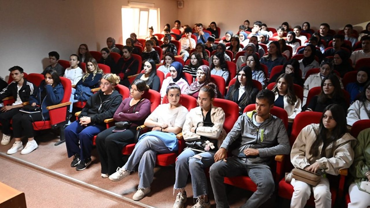 Rektör Savaş, Eşme MYO akademisyenleri ve öğrencileri ile buluştu