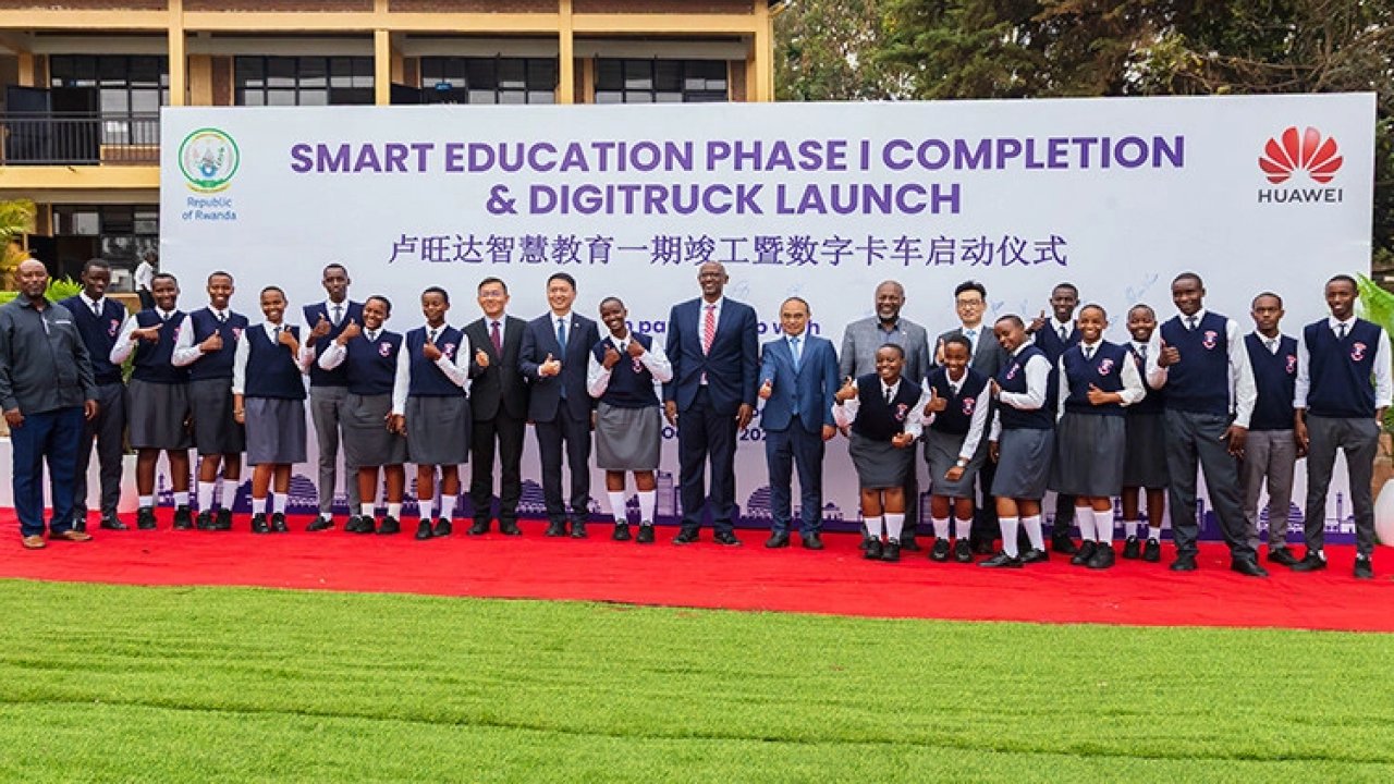 Ruanda, Akıllı Eğitim Projesi'nin tamamlanmasını ve DigiTruck lansmanını kutluyor