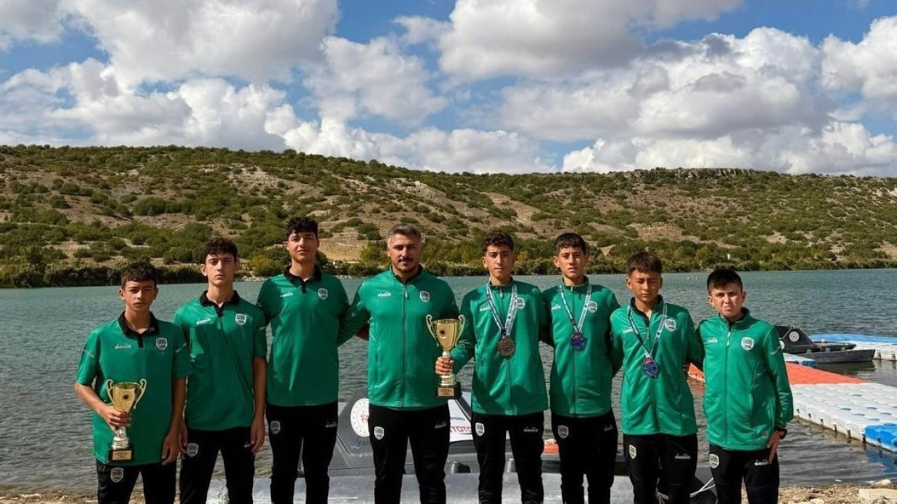 Sakarya Büyükşehir sporcuları Eskişehir’de ikincilik kupasını kaldırdı